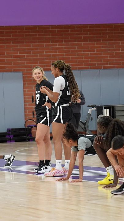 On the 🎤: Kaitlyn Elsholz & Diamond Wright